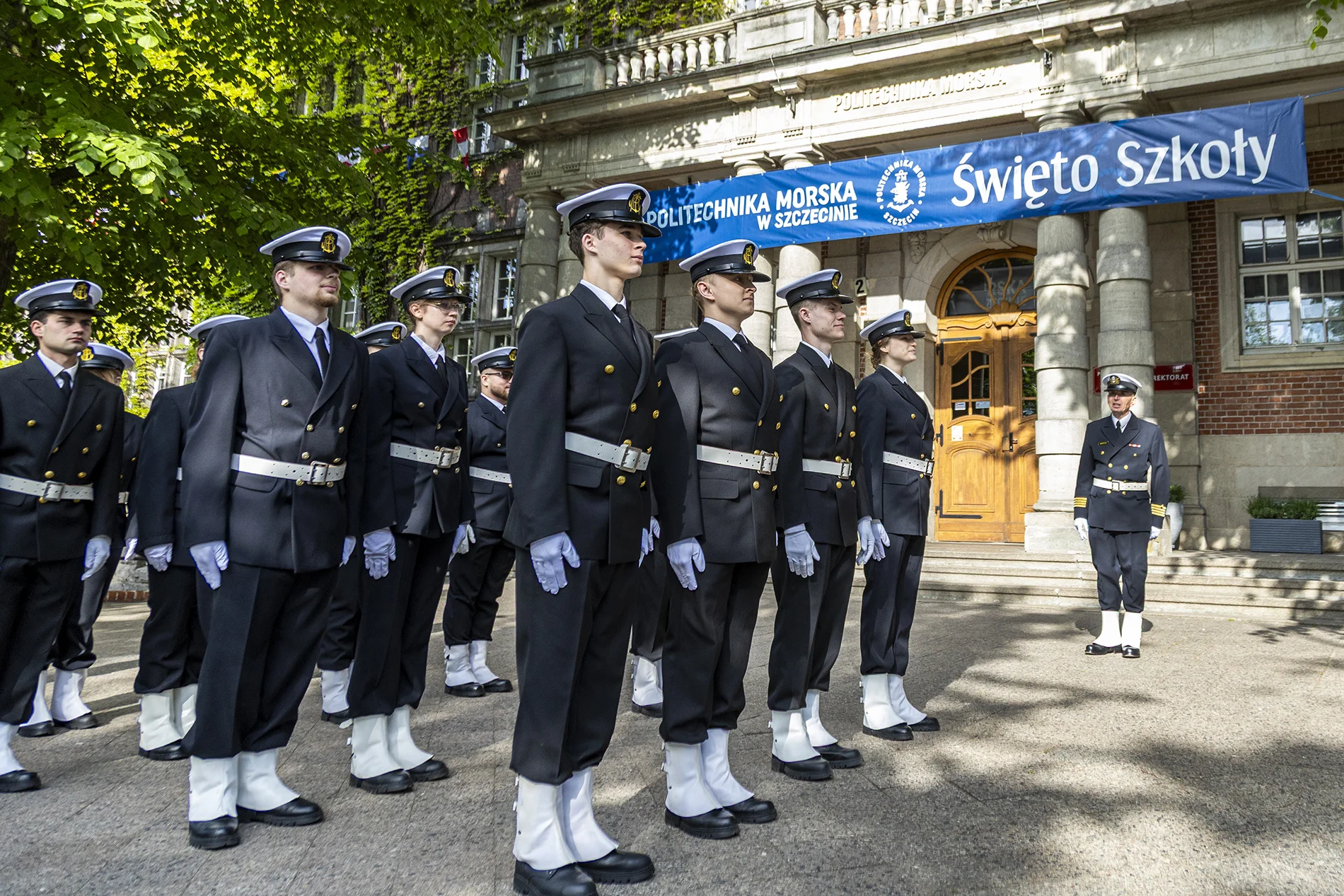 Kompania Honorowa PM podczas uroczystości podniesienia bandery w dniu Święta Szkoły