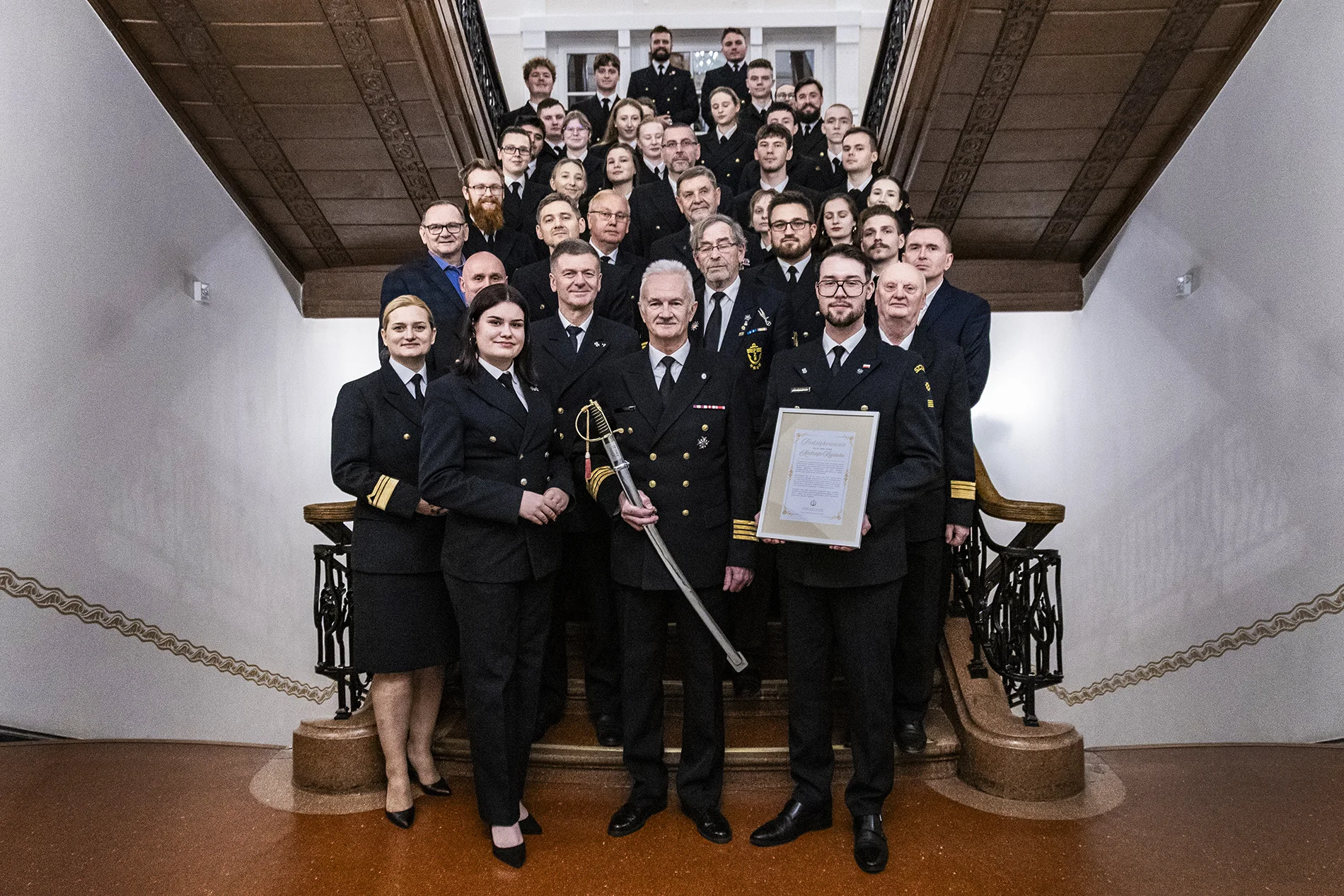 Zdjęcie grupowe  uczestników uroczystości uhonorowania wieloletniego Dowódcy Kompanii Honorowej PM Andrzeja Krysiaka