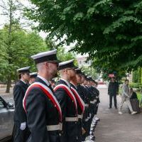 Studenci z Kompanii Honorowej PM stoją w dwuszeregu przed budynkiem PM na Wałach Chrobrego