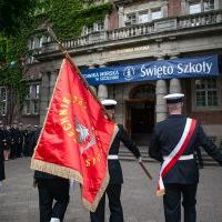 Poczet Sztandarowy PM wprowadza sztandar PM do budynku PM na Wałach Chrobrego