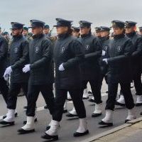 Kompania Honorowa Politechniki Morskiej defiluje podczas uroczystości z okazji Święta Niepodległości na Wałach Chrobrego