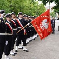 Kompania Honorowa AM z dowódcą i Pocztem Sztandarowym - uroczystość podniesienia bandery przed budynkiem uczelni, fot. T. Kwiatkowski