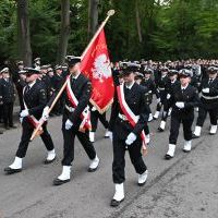 Kompania Honorowa PM z Pocztem Sztandarowym defilują na cmentarzu po apelu pamięci 