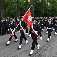 Kompania Honorowa Politechniki Morskiej podczas marszu po apelu przy pomniku "Tym, którzy nie powrócili z morza"