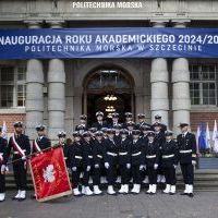 Studenci z Kompanii Honorowej PM przed wejściem do budynku uczelni - zdjęcie grupowe