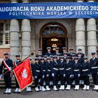 Studenci z Kompanii Honorowej PM przed wejściem do budynku uczelni - zdjęcie grupowe