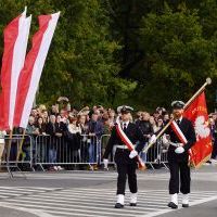 Poczet Sztandarowy KH PM maszeruje podczas inauguracji roku akademickiego 2024/25 na Politechnice Morskiej w Szczecinie