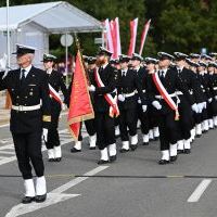 Kompania Honorowa PM z Pocztem Sztandarowym defilują na uroczystości inauguracji roku akademickiego 2024/25 na Politechnice Morskiej w Szczecinie