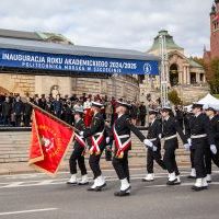 Kompania Honorowa PM z Pocztem Sztandarowym defilują na uroczystości inauguracji roku akademickiego 2024/25 na Politechnice Morskiej w Szczecinie