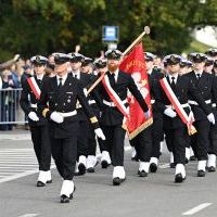 Kompania Honorowa PM z Pocztem Sztandarowym defilują na uroczystości inauguracji roku akademickiego 2024/25 na Politechnice Morskiej w Szczecinie