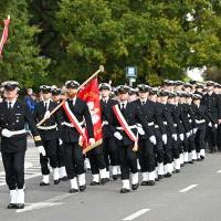 Kompania Honorowa PM z Pocztem Sztandarowym defilują na uroczystości inauguracji roku akademickiego 2024/25 na Politechnice Morskiej w Szczecinie