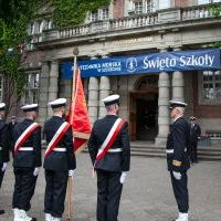 Studenci z Kompanii Honorowej PM stoją w szeregu przed budynkiem PM na Wałach Chrobrego