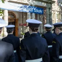 Studenci z Kompanii Honorowej PM stoją w dwuszeregu przed budynkiem PM na Wałach Chrobrego - widok od ulicy