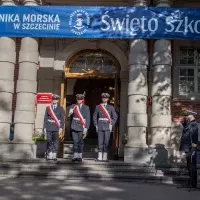 Poczet Sztandarowy Kompanii Honorowej PM przed uczelnią