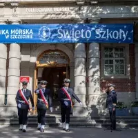 Poczet Sztandarowy Kompanii Honorowej PM przed uczelnią
