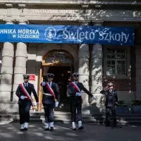 Poczet Sztandarowy Kompanii Honorowej PM przed uczelnią