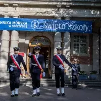 Poczet Sztandarowy Kompanii Honorowej PM przed uczelnią
