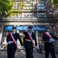 Poczet Sztandarowy Kompanii Honorowej PM przed uczelnią