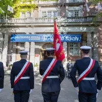 Kompania Honorowa PM z Pocztem Sztandarowym podczas uroczystości podniesienia bandery przy budynku PM z okazji Święta Szkoły Politechniki Morskiej w Szczecinie -widok od strony ulicy