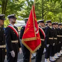 Kompania Honorowa PM z Pocztem Sztandarowym podczas uroczystości podniesienia bandery przy budynku PM z okazji Święta Szkoły Politechniki Morskiej w Szczecinie
