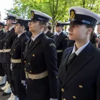 Kompania Honorowa PM z Pocztem Sztandarowym podczas uroczystości podniesienia bandery przy budynku PM z okazji Święta Szkoły Politechniki Morskiej w Szczecinie