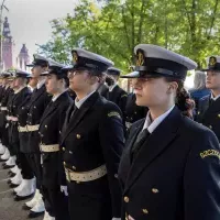 Kompania Honorowa PM z Pocztem Sztandarowym podczas uroczystości podniesienia bandery przy budynku PM z okazji Święta Szkoły Politechniki Morskiej w Szczecinie