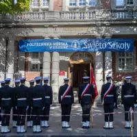 Kompania Honorowa PM z Pocztem Sztandarowym podczas uroczystości podniesienia bandery przy budynku PM z okazji Święta Szkoły Politechniki Morskiej w Szczecinie