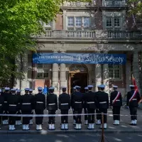 Kompania Honorowa PM z Pocztem Sztandarowym podczas uroczystości podniesienia bandery przy budynku PM z okazji Święta Szkoły Politechniki Morskiej w Szczecinie - widok od strony ulicy
