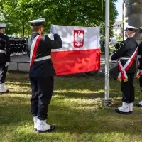 Studenci z Kompanii Honorowej PM prezentują banderę przed budynkiem uczelni w dniu Święta Szkoły