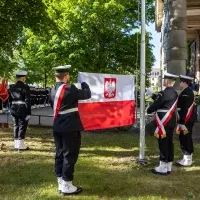 Studenci z Kompanii Honorowej PM prezentują banderę przed budynkiem uczelni w dniu Święta Szkoły