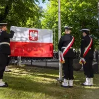 Studenci z Kompanii Honorowej PM prezentują banderę przed budynkiem uczelni w dniu Święta Szkoły