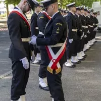 Studenci z Kompanii Honorowej PM przygotowują siędo uroczystościwciągnięcia bandery na maszt przed budynkiem uczelni w dniu Święta Szkoły