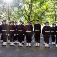 Studenci z Kompanii Honorowej PM stoją w dwuszeregu przed budynkiem PM na Wałach Chrobrego