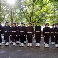 Studenci z Kompanii Honorowej PM stoją w dwuszeregu przed budynkiem PM na Wałach Chrobrego