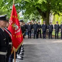 Studenci z Kompanii Honorowej PM stoją w dwuszeregu przed budynkiem PM na Wałach Chrobrego