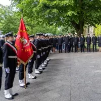Studenci z Kompanii Honorowej PM stoją w dwuszeregu przed budynkiem PM na Wałach Chrobrego