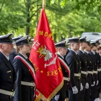 Studenci z Kompanii Honorowej PM stoją w dwuszeregu przed budynkiem PM na Wałach Chrobrego