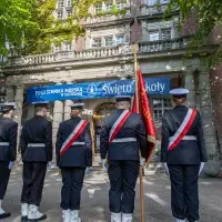 Studenci z Kompanii Honorowej PM stoją w dwuszeregu przed budynkiem PM na Wałach Chrobrego