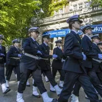 Kompania Honorowa PM  maszeruje podczas uroczystości podniesienia bandery przy budynku PM z okazji Święta Szkoły Politechniki Morskiej w Szczecinie