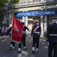 Poczet Sztandarowy Kompanii Honorowej PM  wprowadza sztandar do uczelni