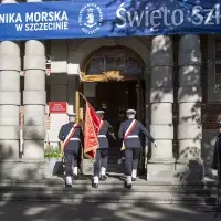 Poczet Sztandarowy Kompanii Honorowej PM  wprowadza sztandar do uczelni