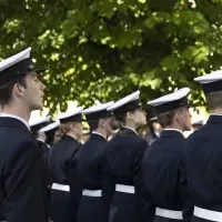 Kompania Honorowa PM  maszeruje podczas uroczystości podniesienia bandery przy budynku PM z okazji Święta Szkoły Politechniki Morskiej w Szczecinie