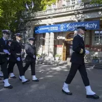 Kompania Honorowa PM  maszeruje podczas uroczystości podniesienia bandery przy budynku PM z okazji Święta Szkoły Politechniki Morskiej w Szczecinie