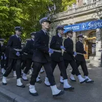 Kompania Honorowa PM  maszeruje podczas uroczystości podniesienia bandery przy budynku PM z okazji Święta Szkoły Politechniki Morskiej w Szczecinie