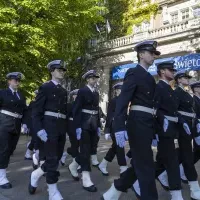 Kompania Honorowa PM  maszeruje podczas uroczystości podniesienia bandery przy budynku PM z okazji Święta Szkoły Politechniki Morskiej w Szczecinie