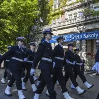 Kompania Honorowa PM  maszeruje podczas uroczystości podniesienia bandery przy budynku PM z okazji Święta Szkoły Politechniki Morskiej w Szczecinie