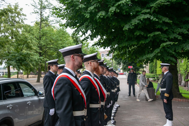 Studenci z Kompanii Honorowej PM stoją w dwuszeregu przed budynkiem PM na Wałach Chrobrego