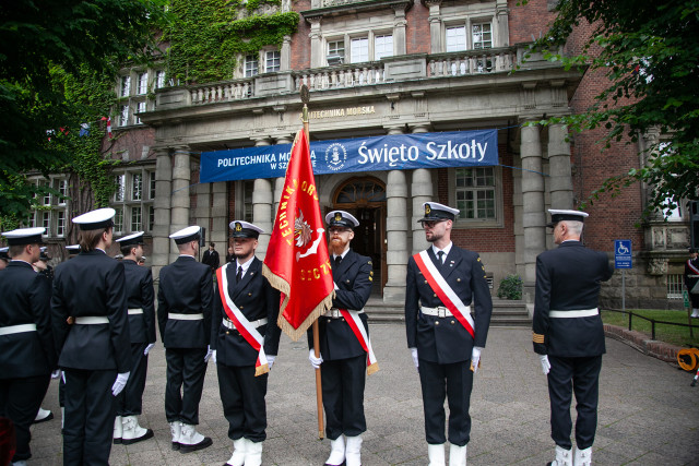 Poczet Sztandarowy PM przed budynkiem PM na Wałach Chrobrego