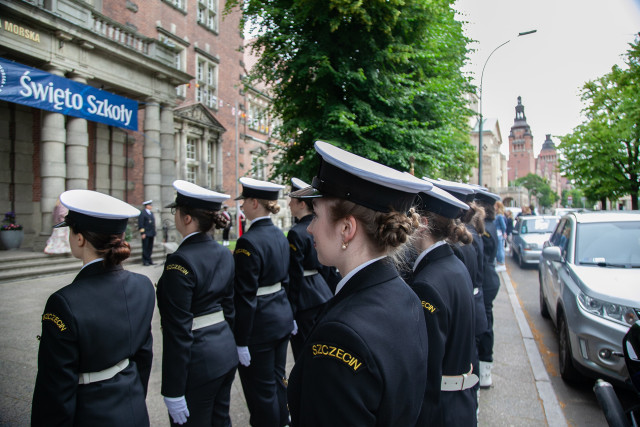 Studenci z Kompanii Honorowej PM stoją w dwuszeregu przed budynkiem PM na Wałach Chrobrego