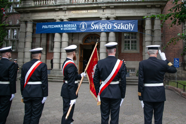 Poczet Sztandarowy PM podczas podnoszenia bandery przed budynkiem PM na Wałach Chrobrego